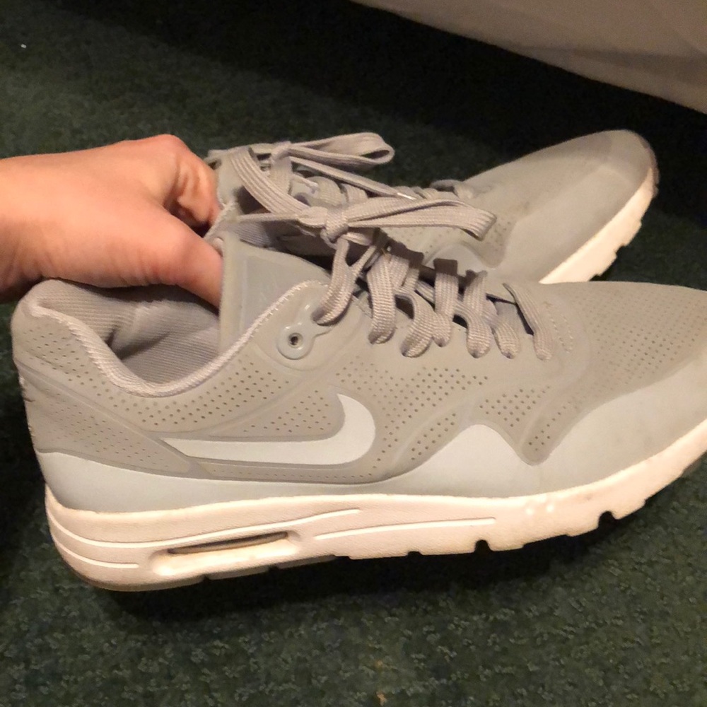 Women’s size 8 air max
